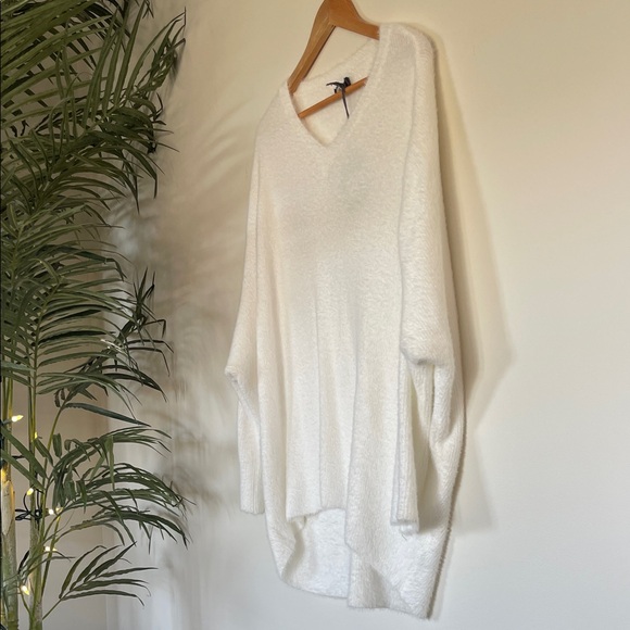 M MADE IN ITALY | Cream Fuzzy Batwing V-Neck Sweater | XL | NWT - Picture 3 of 17